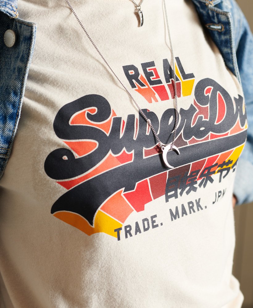 vintage logo regenboog t-shirt in havermoutkleur.