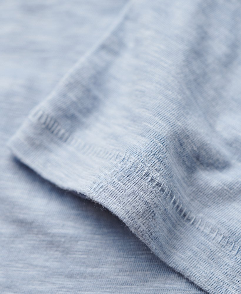 geborduurd t-shirt met v-hals en slub-structuur in forever blue