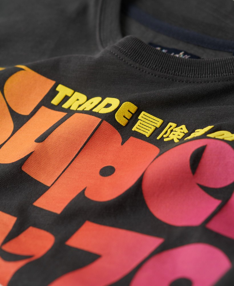 retro t-shirt met logo uit de jaren 70 in gewassen zwart.