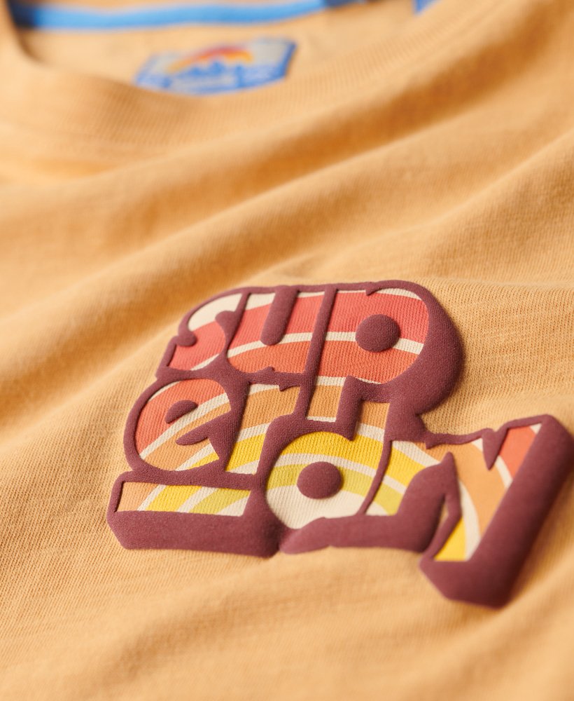 klassiek t-shirt met logo uit de jaren 70 in lichtbeige.