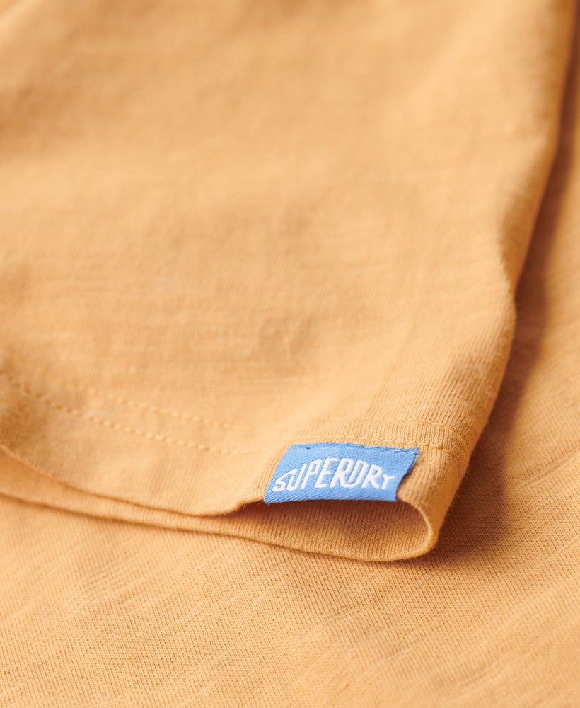 klassiek t-shirt met logo uit de jaren 70 in lichtbeige.
