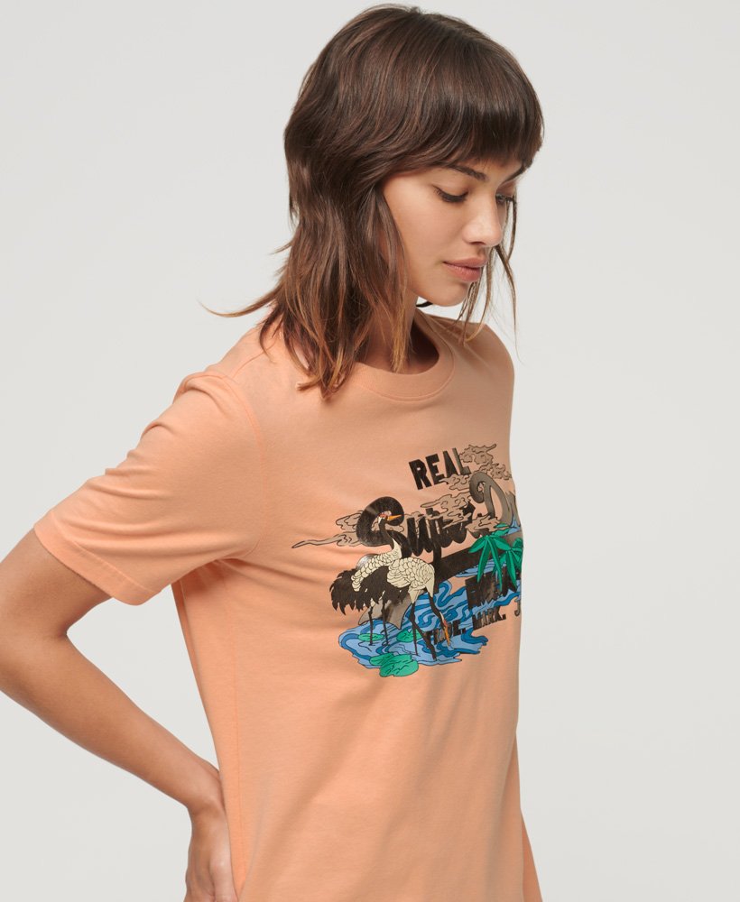 t-shirt met vintage japans logo in krijtachtig koraal.