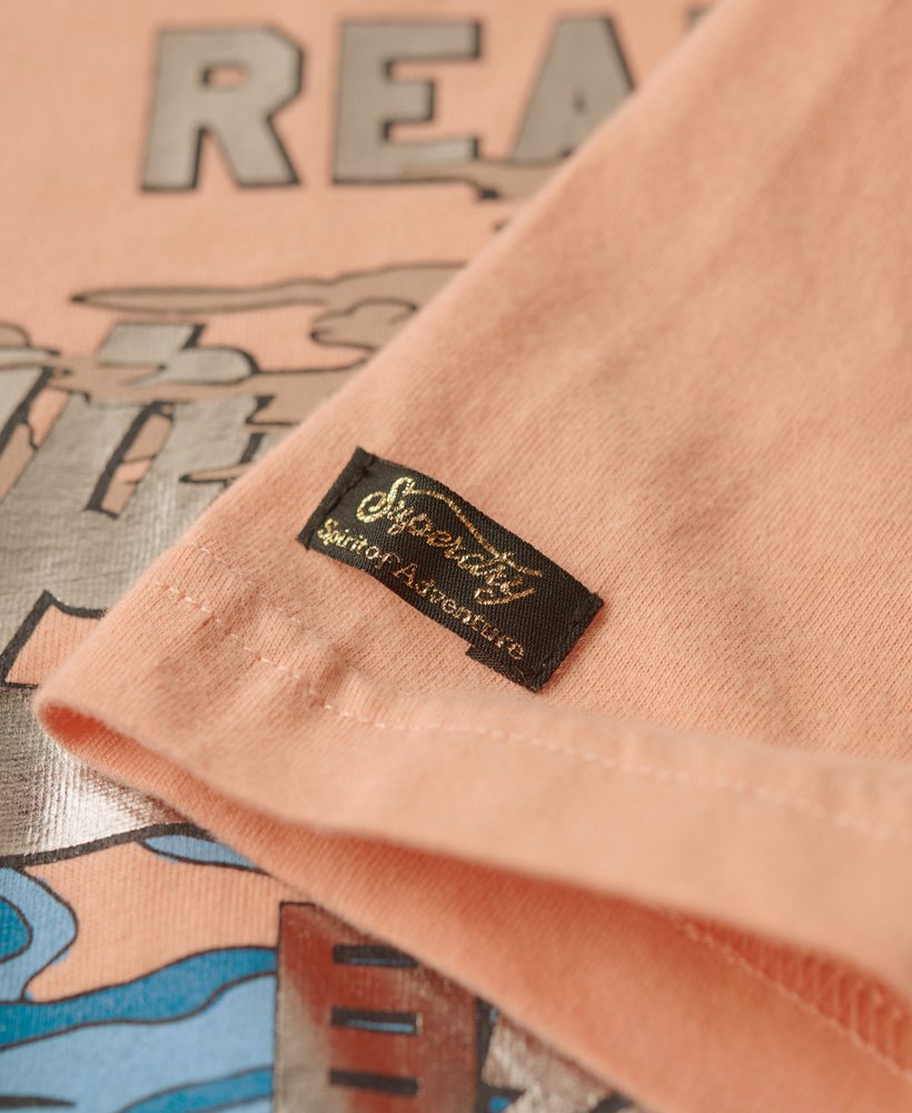 t-shirt met vintage japans logo in krijtachtig koraal.