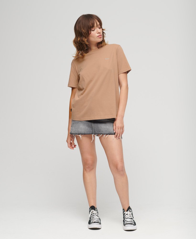 t-shirt van biologisch katoen met vintage logo en borduurwerk in pyramid sands brown