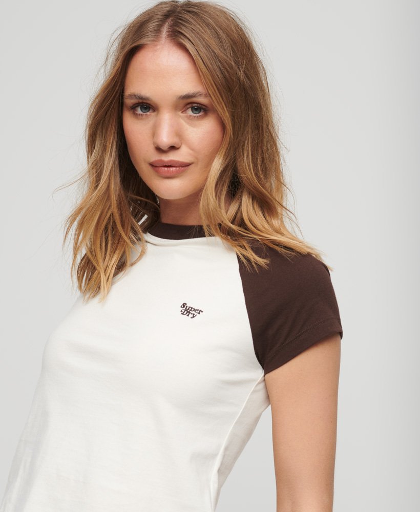 t-shirt met essential logo raglan van biologisch katoen in gebroken witdonker chocoladebruin.