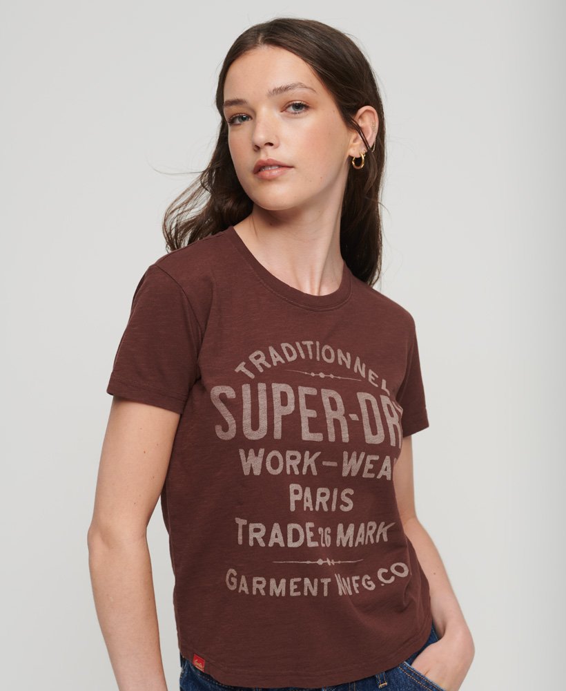 archive script graphic t-shirt in diep mahoniebruine slub