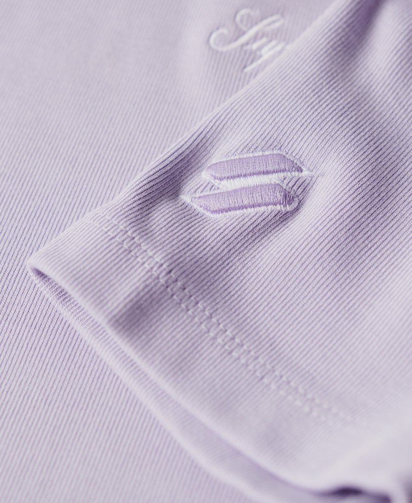 geborduurd cropped t-shirt van biologisch katoen in cosmic sky purple.