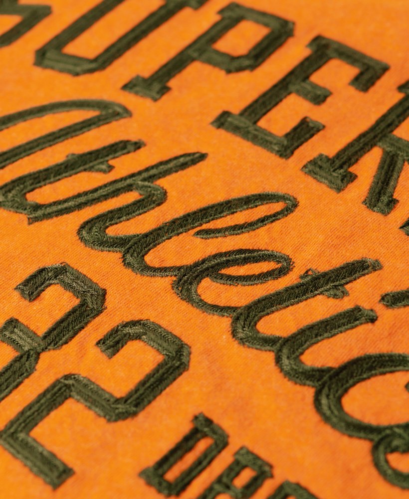 sportief t-shirt met scriptprint in gemêleerd goud.