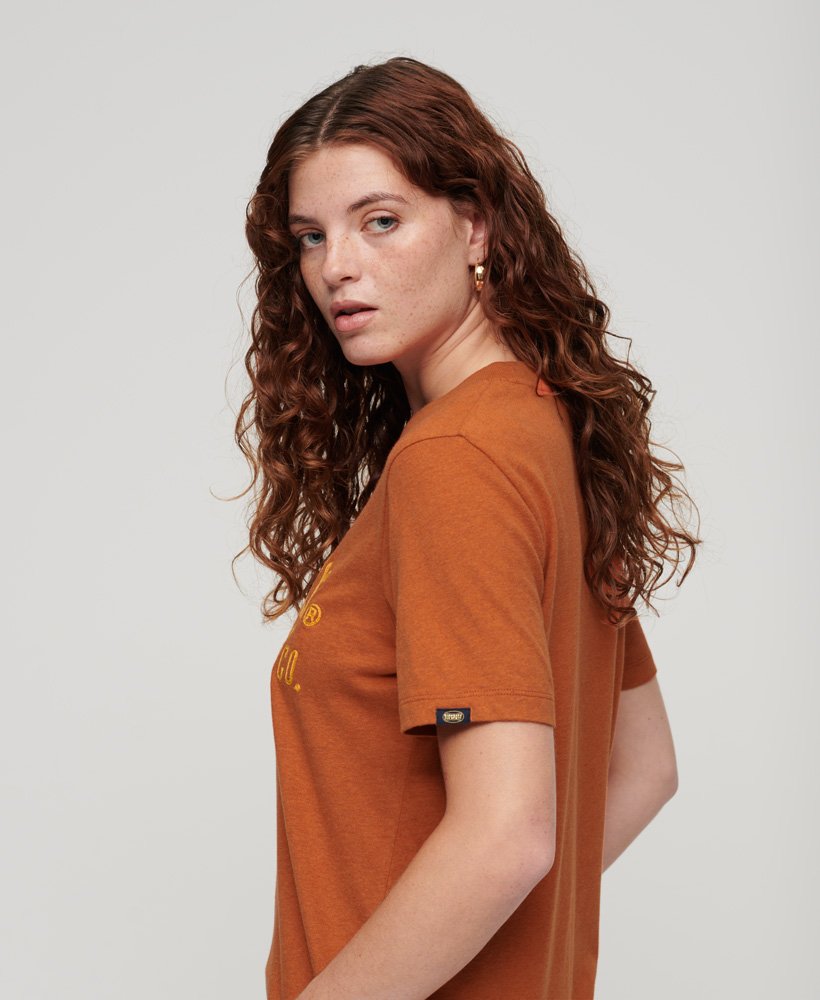 sportief t-shirt met scriptprint in roestbruin gemêleerde kleur.