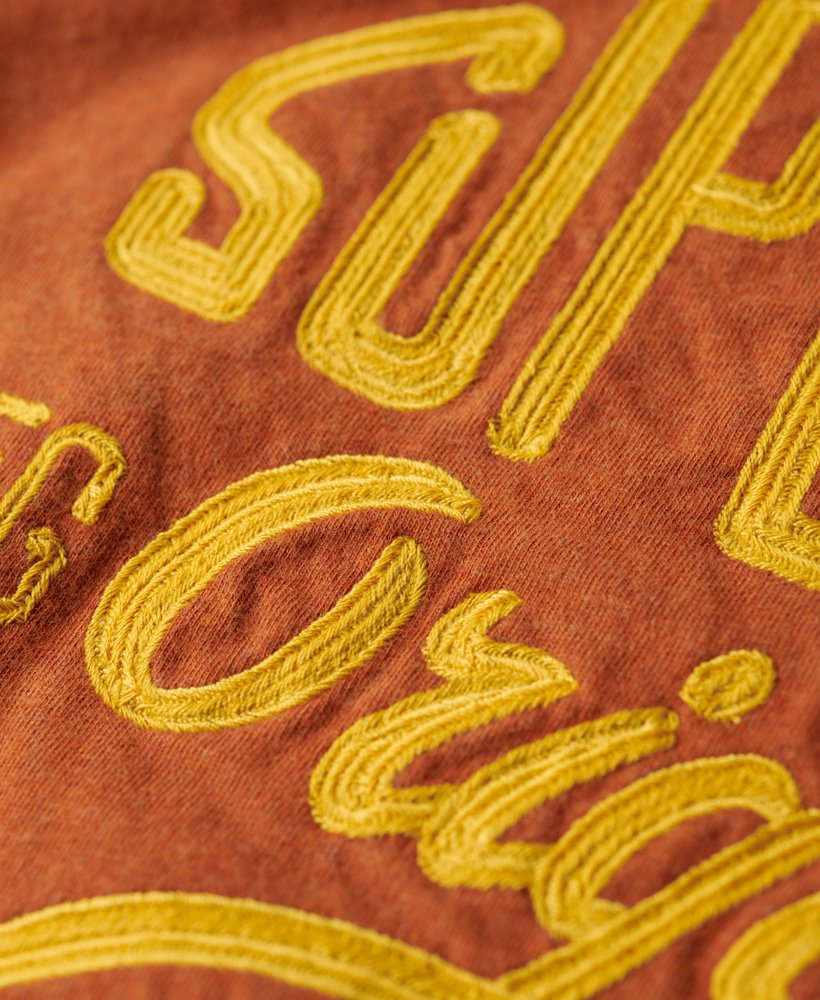 sportief t-shirt met scriptprint in roestbruin gemêleerde kleur.