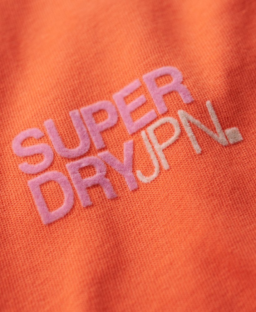 getailleerd t-shirt met sportlogo in fel koraalrood.