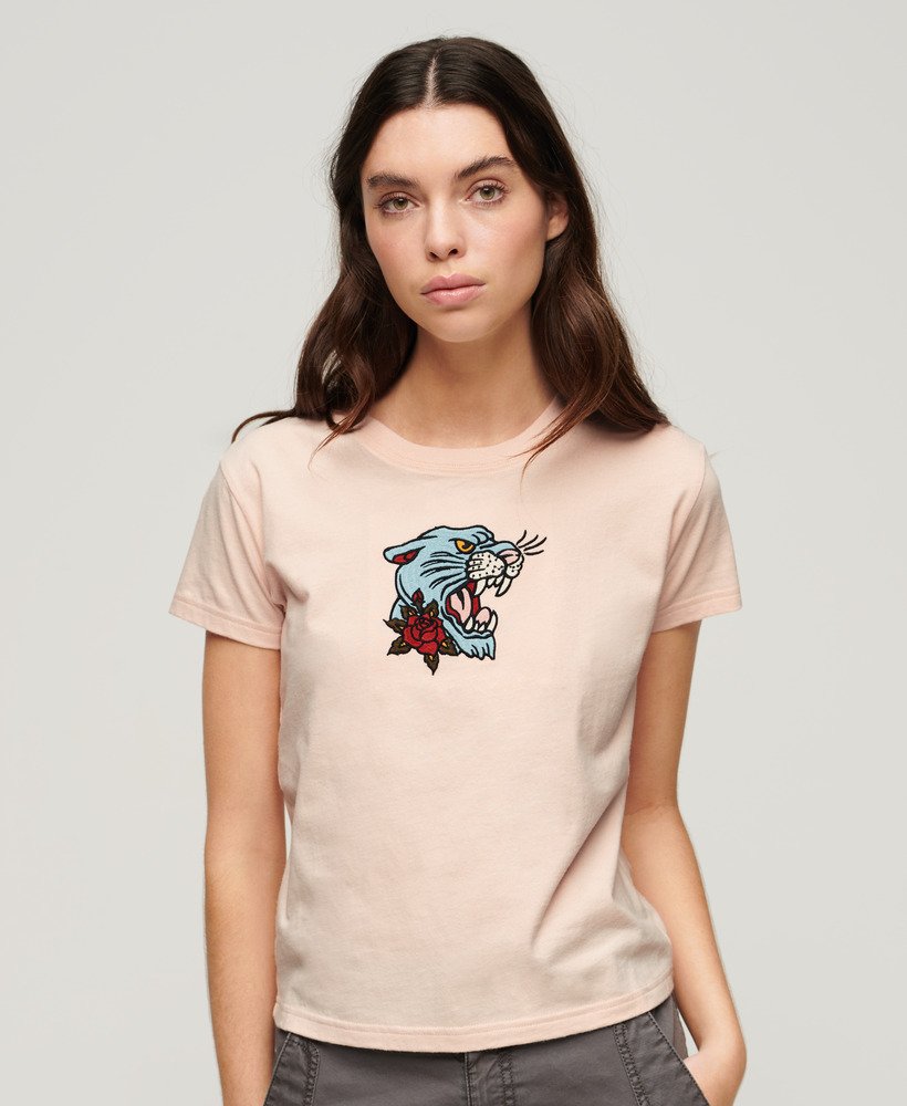 getailleerd t-shirt met tattoo-borduurwerk in perzikroze.