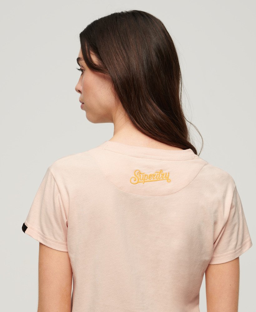 getailleerd t-shirt met tattoo-borduurwerk in perzikroze.