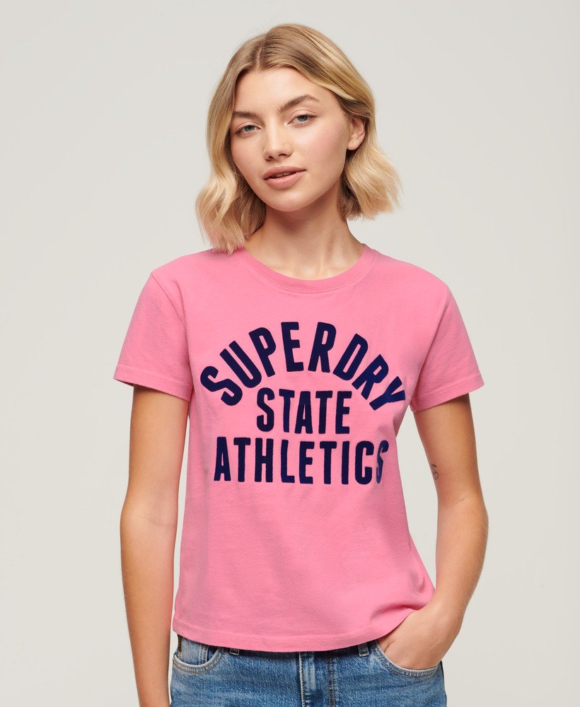getailleerd varsity-t-shirt met fluweelachtige afwerking in felroze.