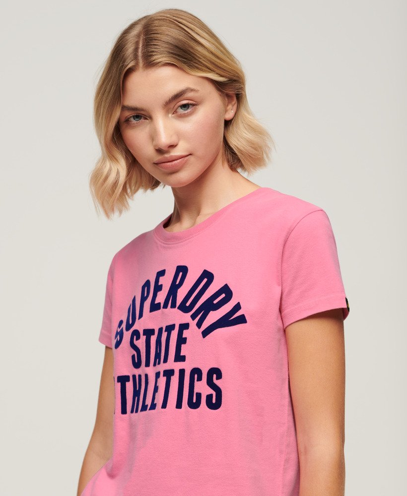 getailleerd varsity-t-shirt met fluweelachtige afwerking in felroze.