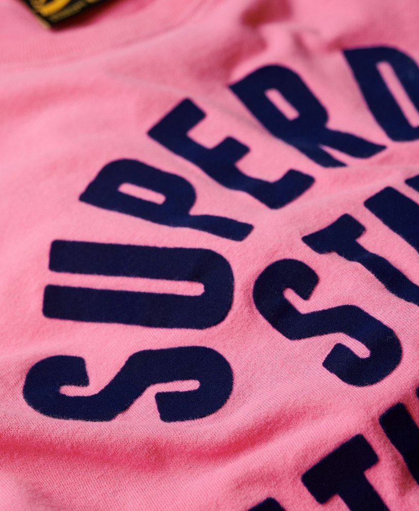 getailleerd varsity-t-shirt met fluweelachtige afwerking in felroze.