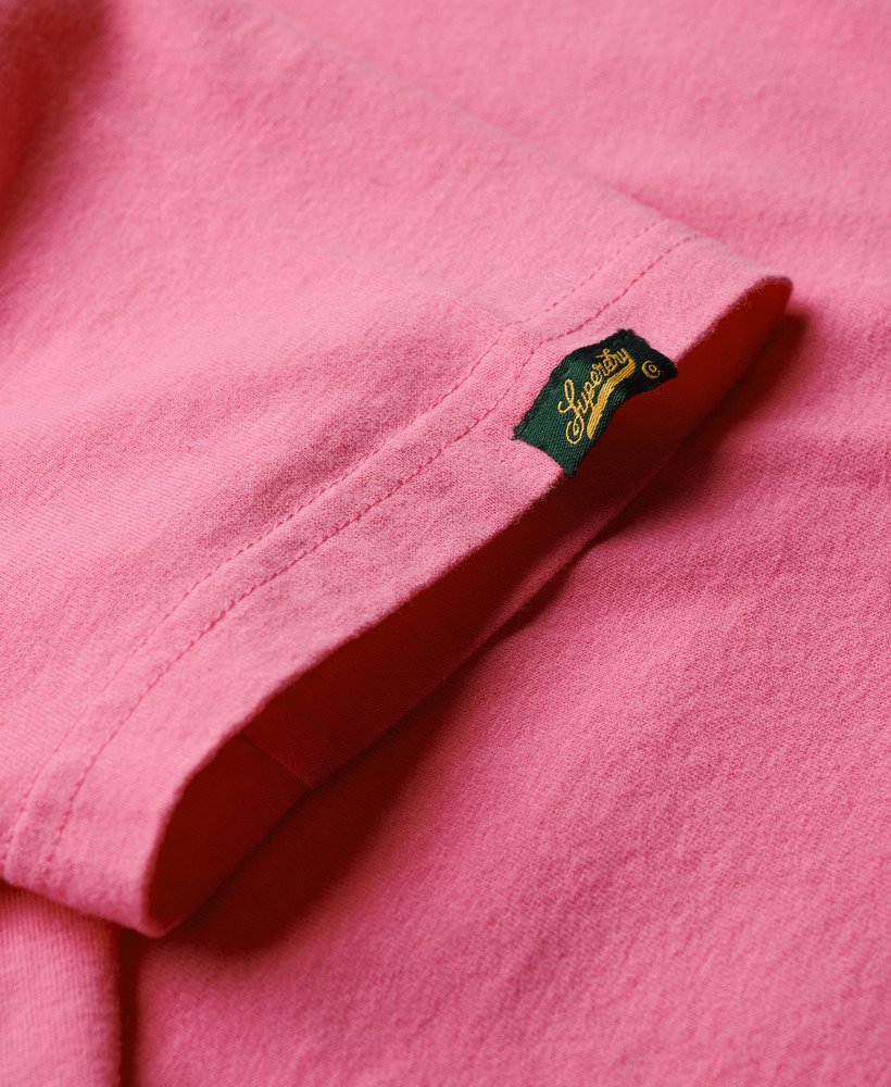getailleerd varsity-t-shirt met fluweelachtige afwerking in felroze.