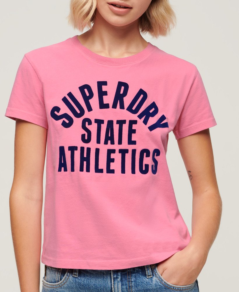 getailleerd varsity-t-shirt met fluweelachtige afwerking in felroze.