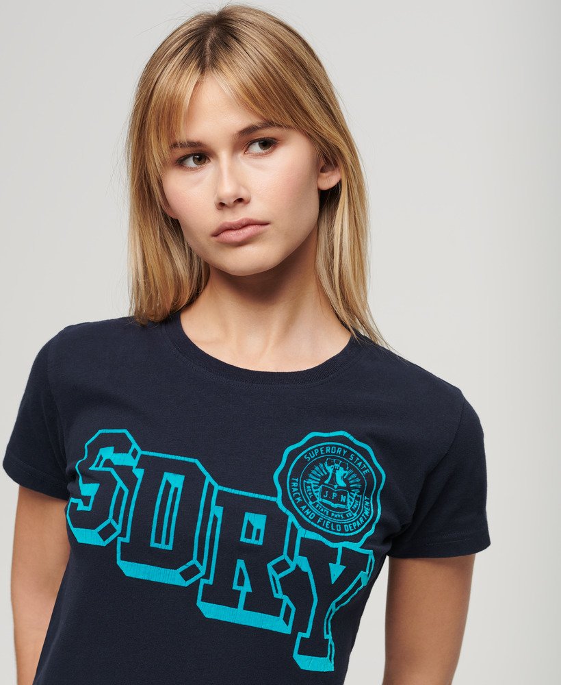 getailleerd varsity-t-shirt met fluweelachtige afwerking in donkerblauw.