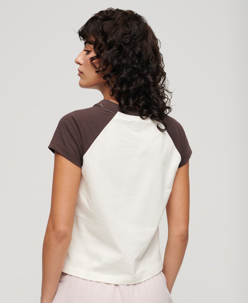 t-shirt met essential-logo van biologisch katoen en raglanlengte in donkerbruingebroken wit.