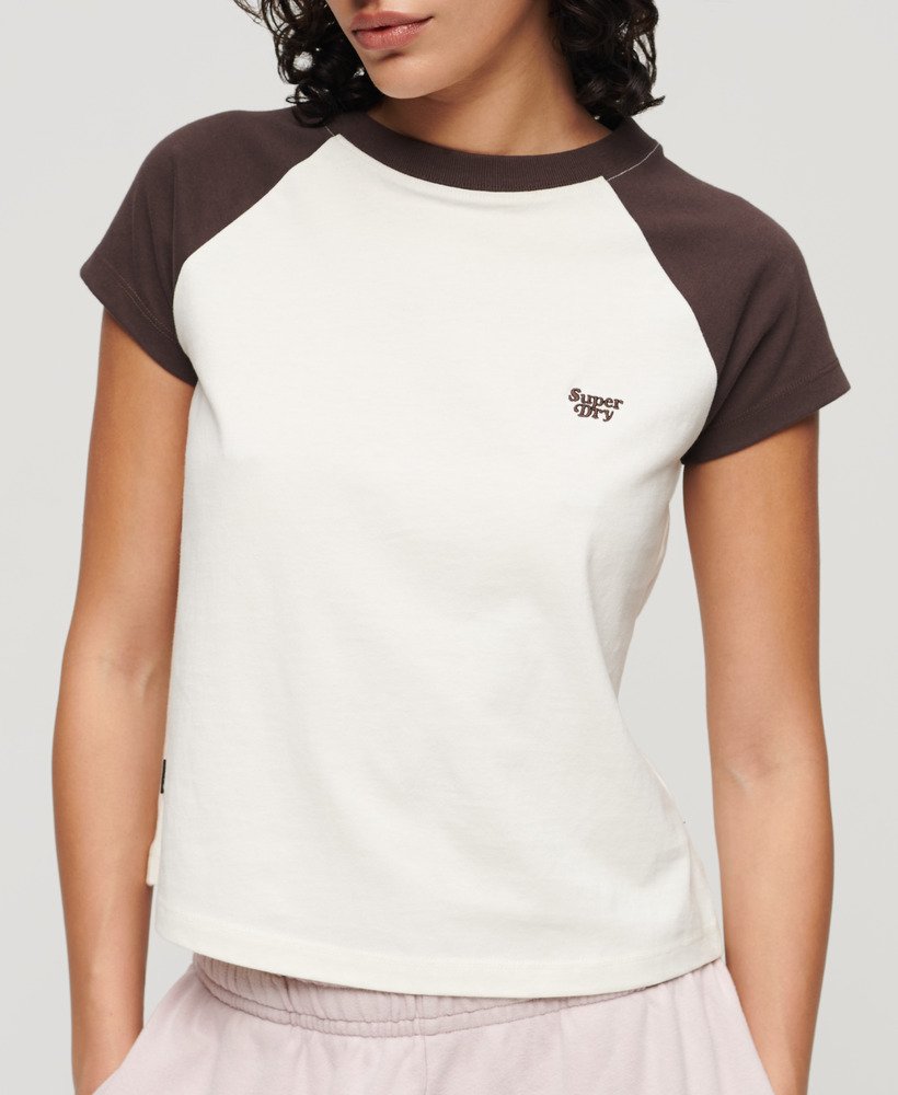 t-shirt met essential-logo van biologisch katoen en raglanlengte in donkerbruingebroken wit.