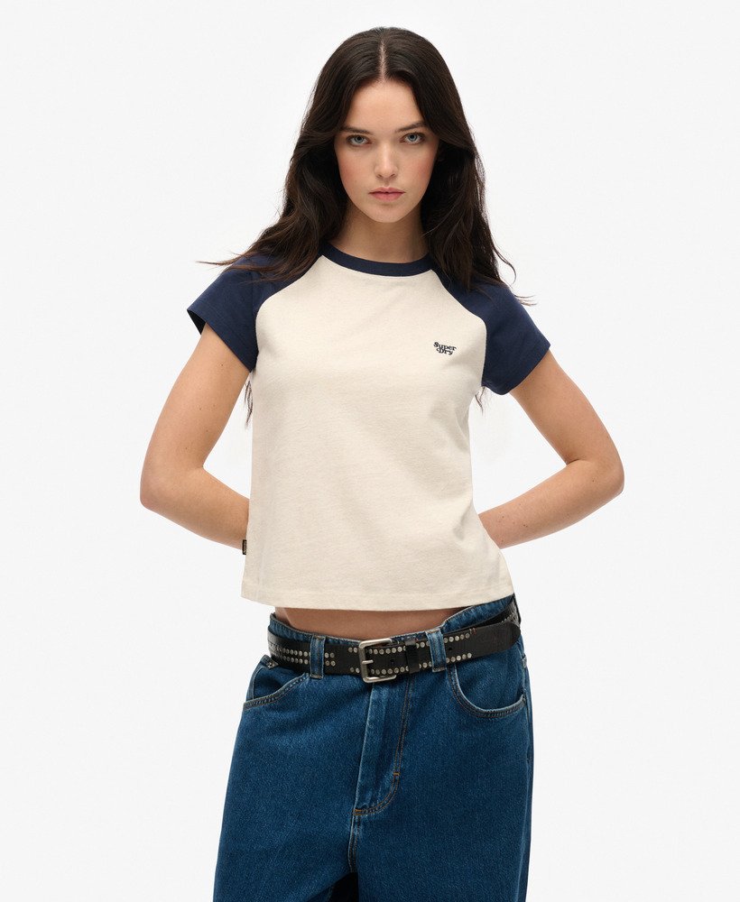 t-shirt met essential logo raglan van biologisch katoen in een diepblauwelicht gemêleerde haverkleur.