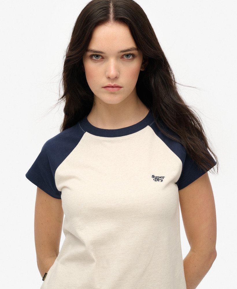 t-shirt met essential logo raglan van biologisch katoen in een diepblauwelicht gemêleerde haverkleur.