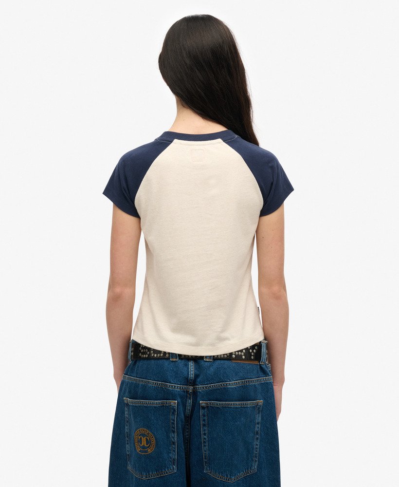 t-shirt met essential logo raglan van biologisch katoen in een diepblauwelicht gemêleerde haverkleur.