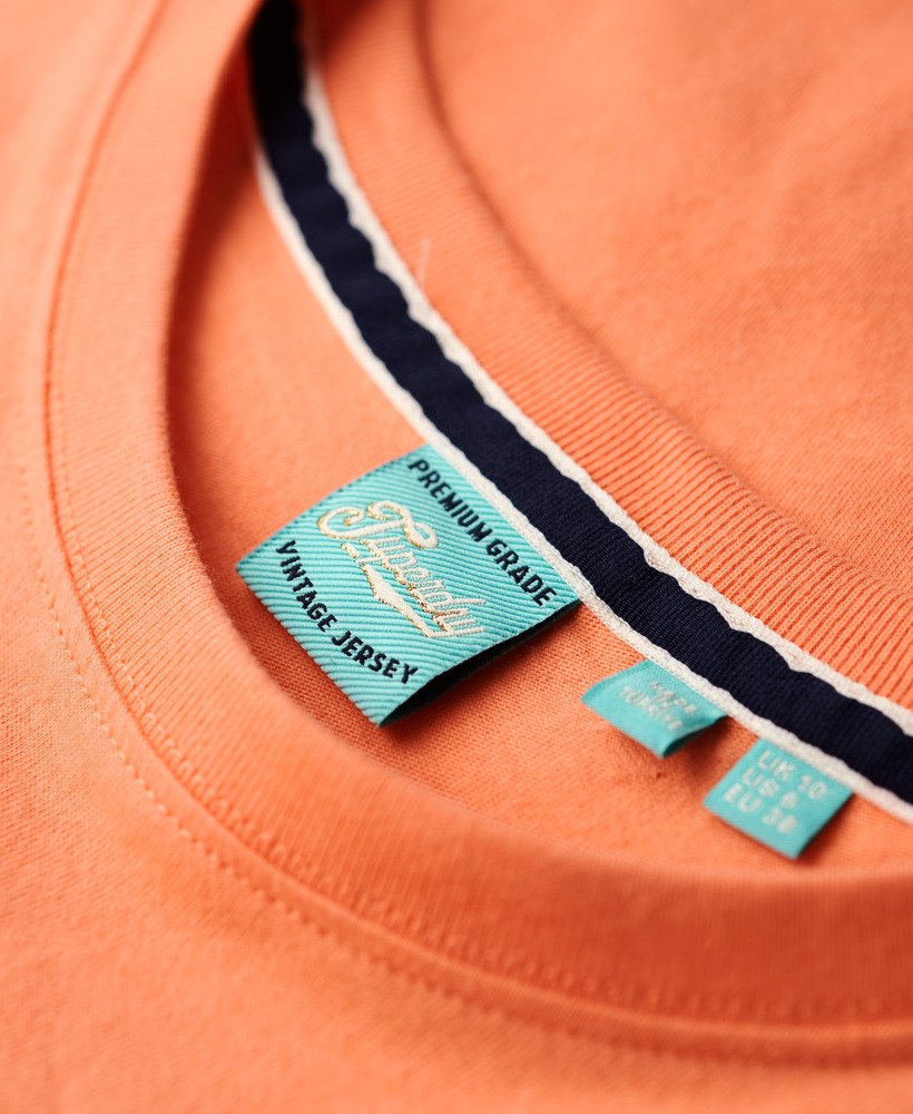 getailleerd t-shirt met essential-logo in fusion coral
