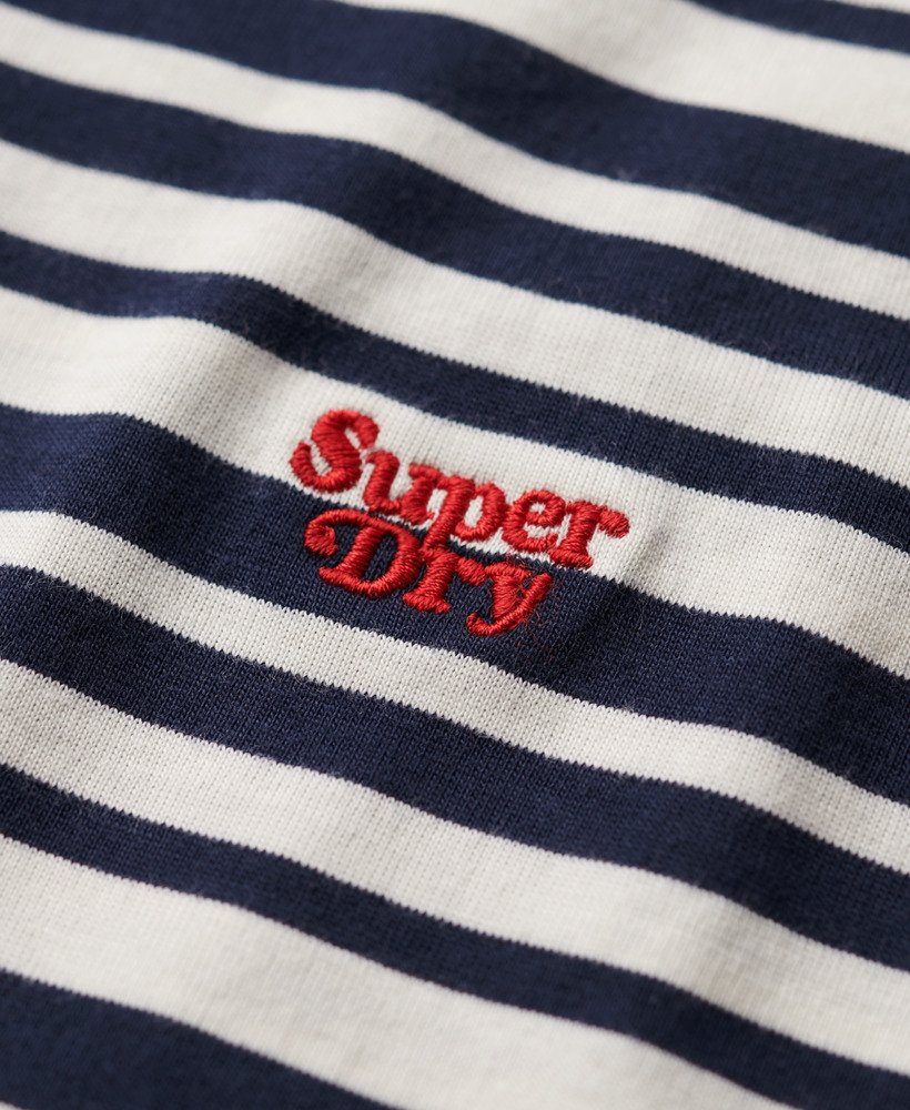 essential logo gestreept getailleerd t-shirt in een diepblauwe streep