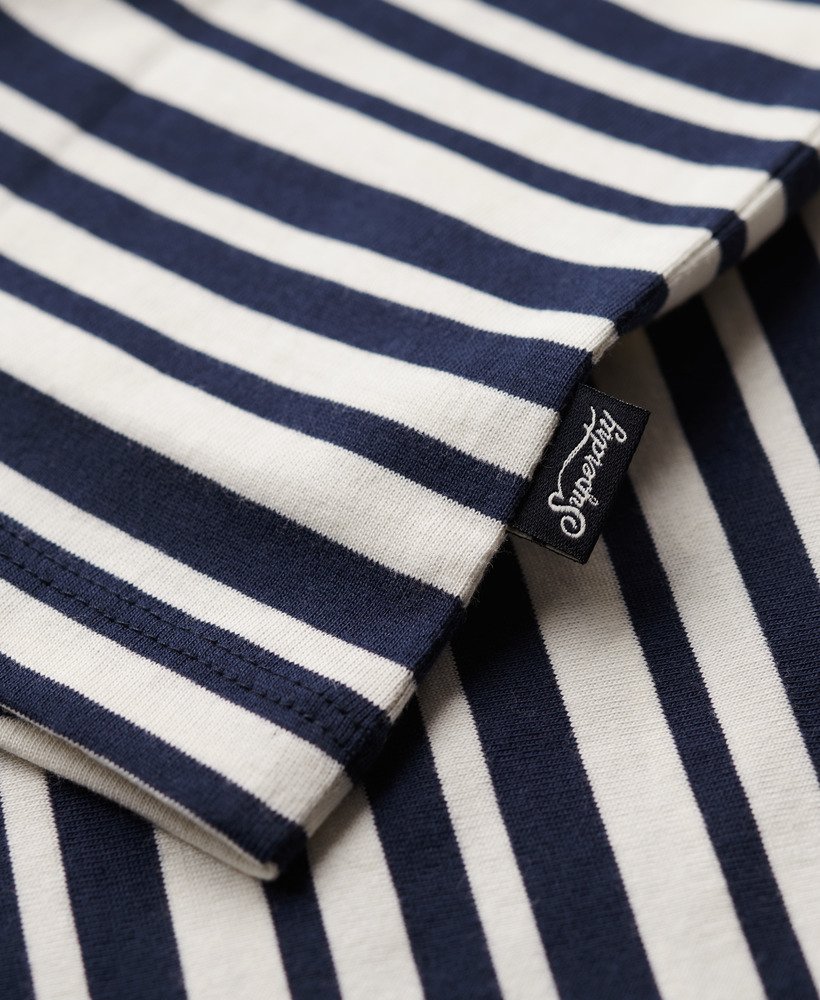 essential logo gestreept getailleerd t-shirt in een diepblauwe streep