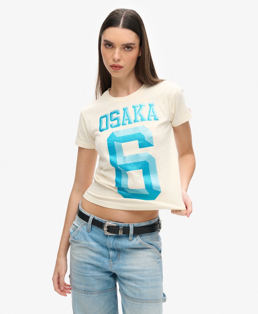 osaka 6 t-shirt met versieringen uit de jaren 90 in rijstwit.