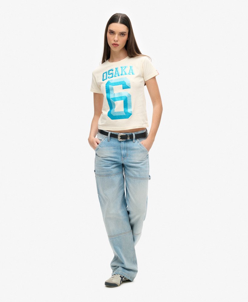 osaka 6 t-shirt met versieringen uit de jaren 90 in rijstwit.