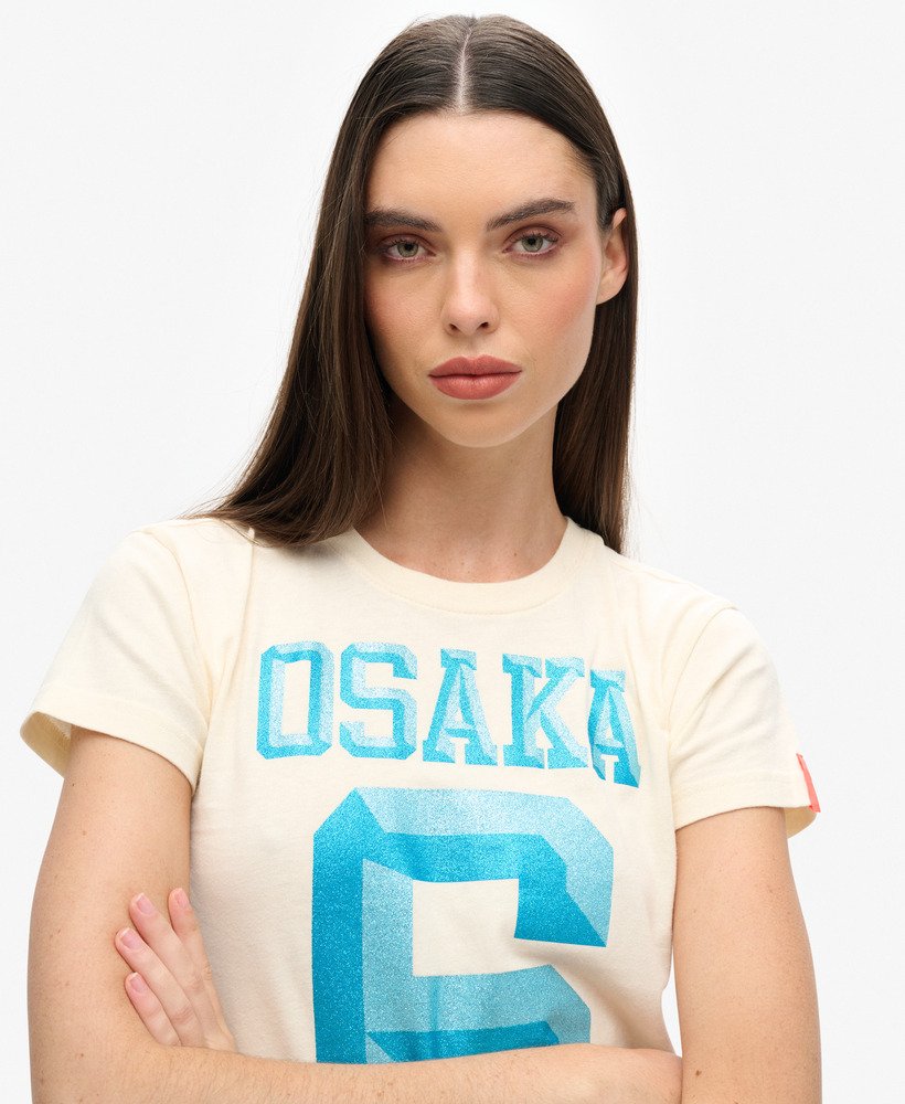 osaka 6 t-shirt met versieringen uit de jaren 90 in rijstwit.