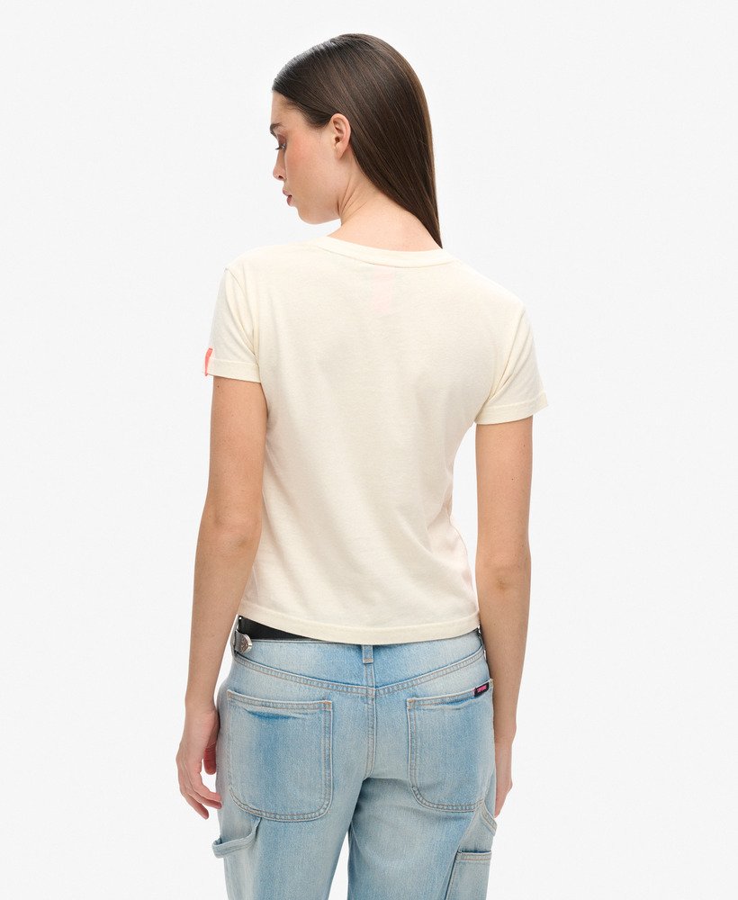 osaka 6 t-shirt met versieringen uit de jaren 90 in rijstwit.