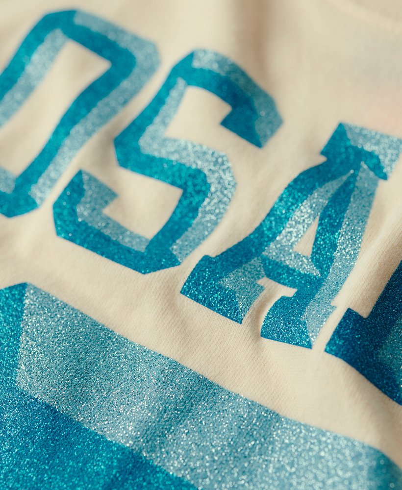 osaka 6 t-shirt met versieringen uit de jaren 90 in rijstwit.