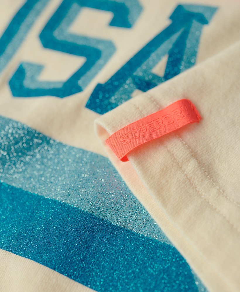 osaka 6 t-shirt met versieringen uit de jaren 90 in rijstwit.