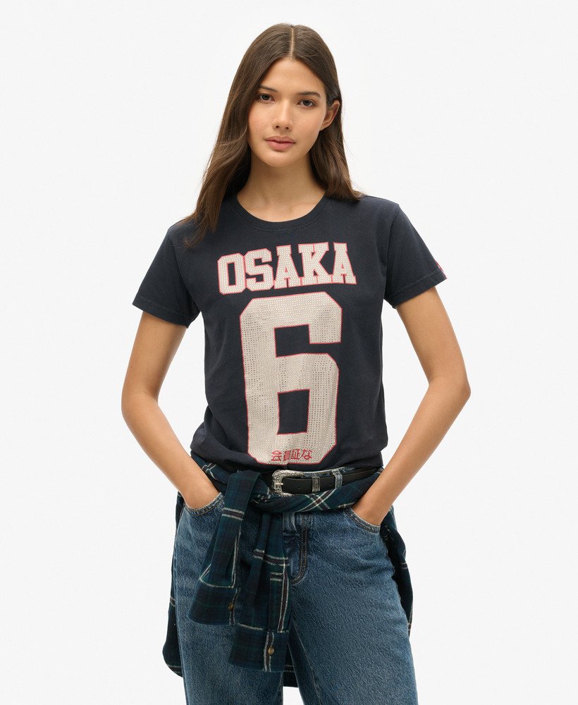 osaka 6 t-shirt met versieringen uit de jaren 90 in eclipse navy
