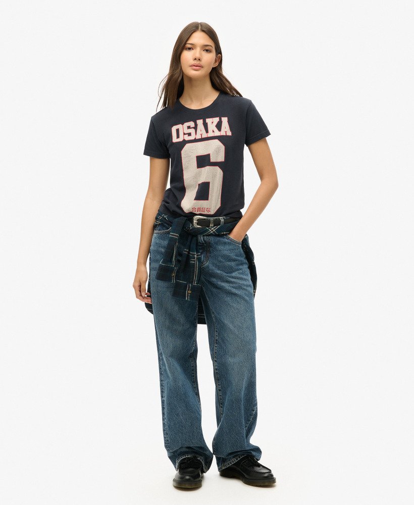 osaka 6 t-shirt met versieringen uit de jaren 90 in eclipse navy
