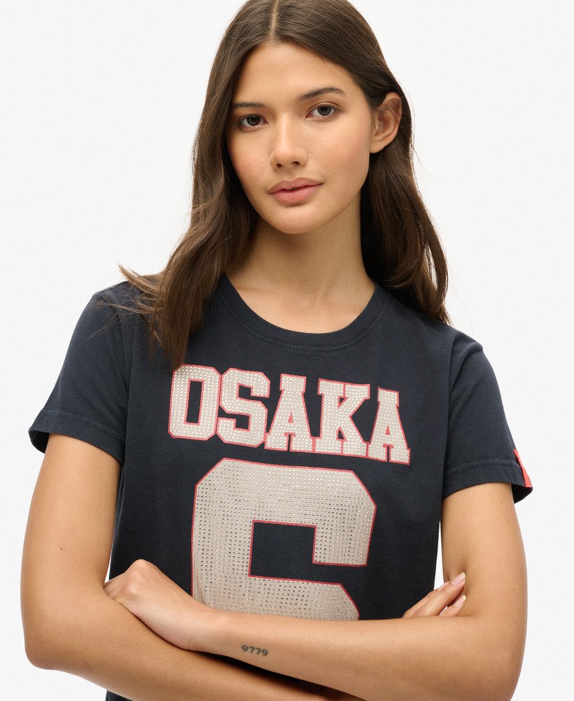 osaka 6 t-shirt met versieringen uit de jaren 90 in eclipse navy