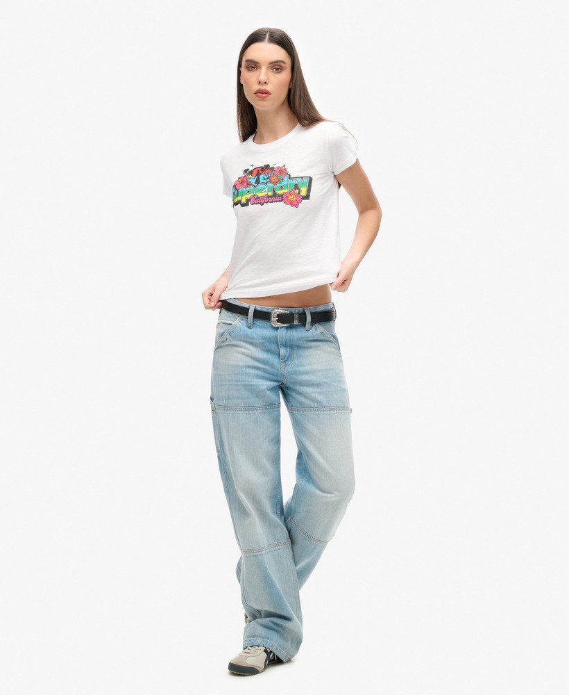 getailleerd t-shirt met cali-sticker in winterwit met structuurverf.