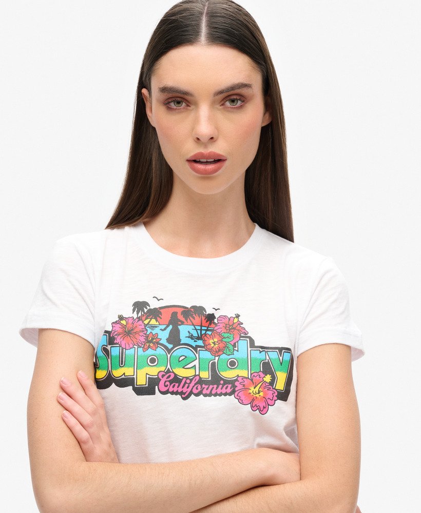 getailleerd t-shirt met cali-sticker in winterwit met structuurverf.