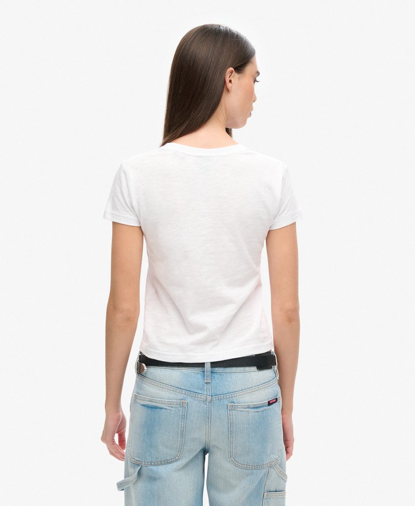 getailleerd t-shirt met cali-sticker in winterwit met structuurverf.