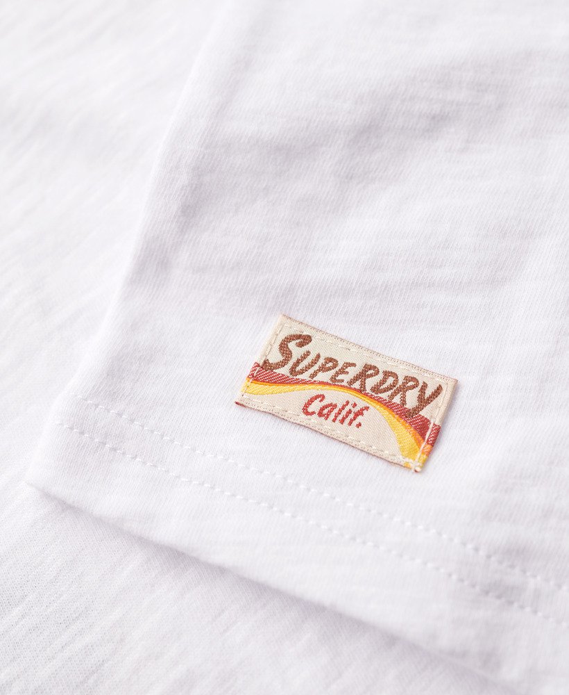 getailleerd t-shirt met cali-sticker in winterwit met structuurverf.