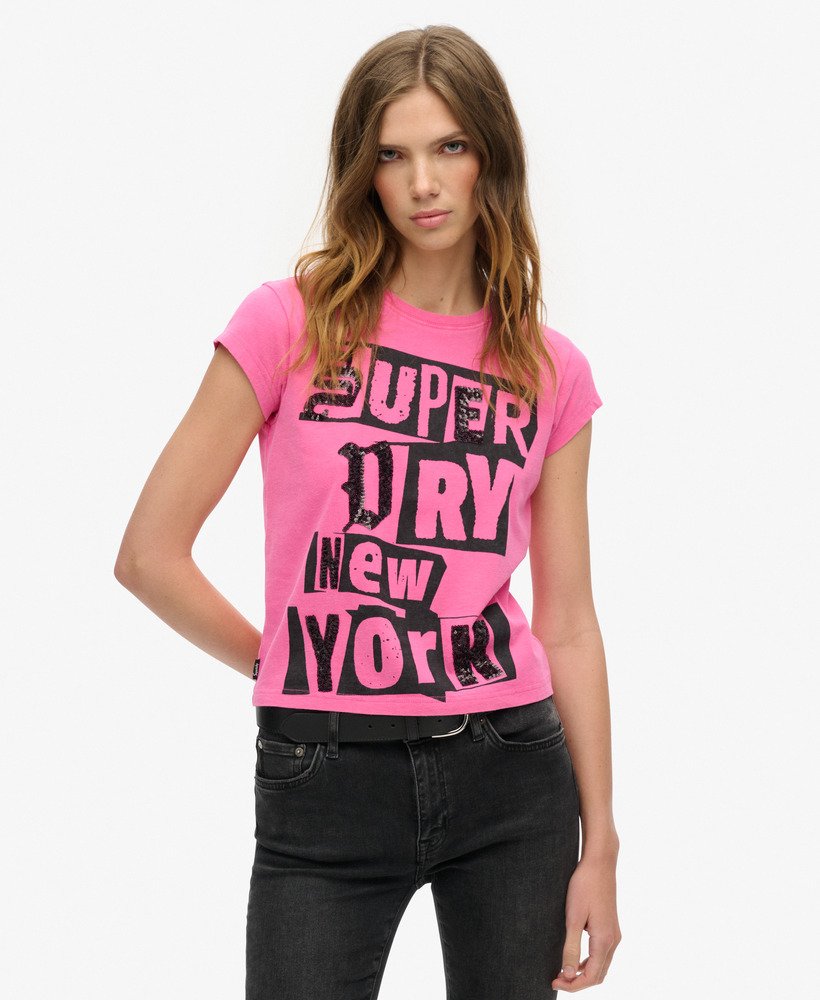 versierd punk t-shirt met korte mouwen in een lieflijke fuchsia roze kleur.