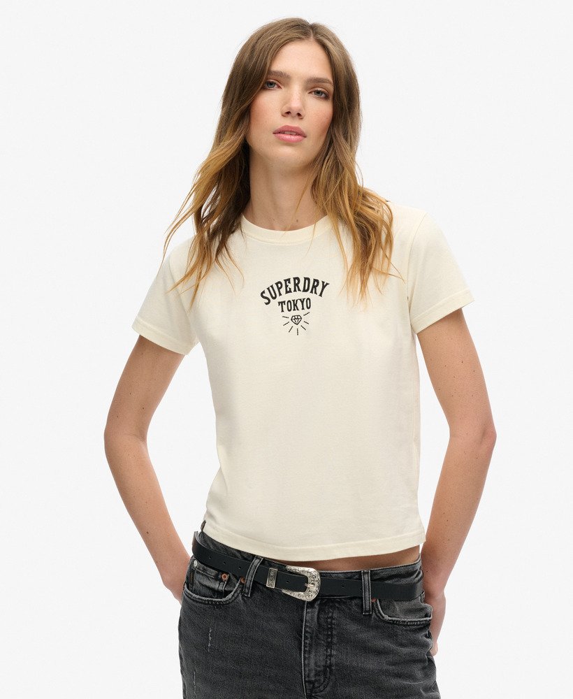 getailleerd t-shirt met tattoo- en strasssteentjes in rijstwit.