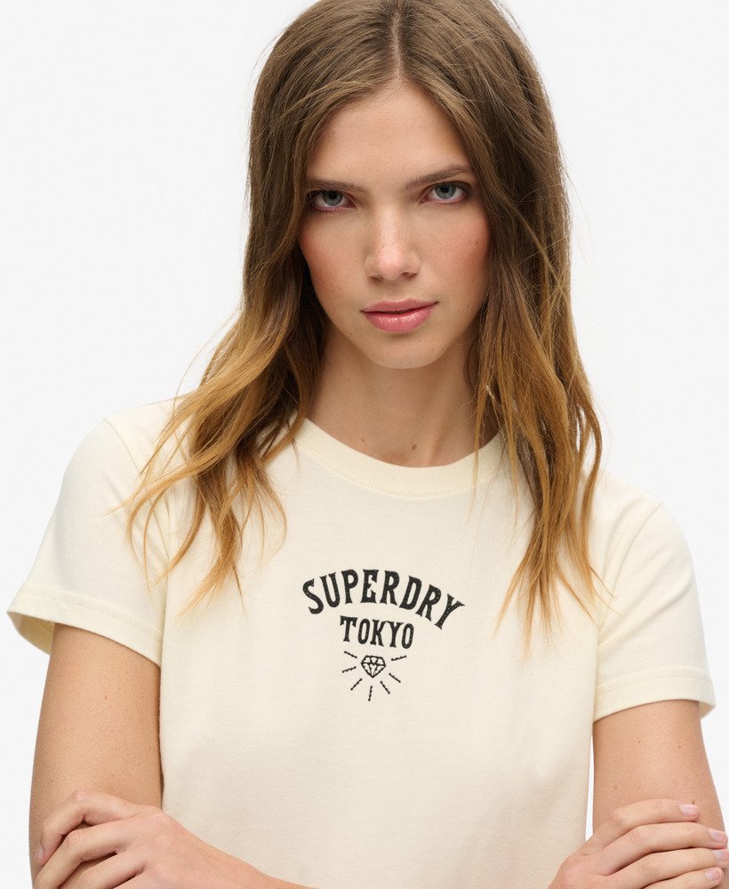 getailleerd t-shirt met tattoo- en strasssteentjes in rijstwit.
