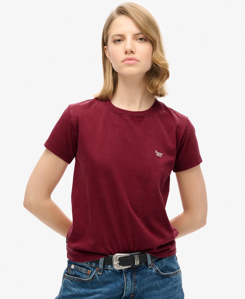 getailleerd t-shirt met essential-logo in een rijke bordeauxrode kleur.