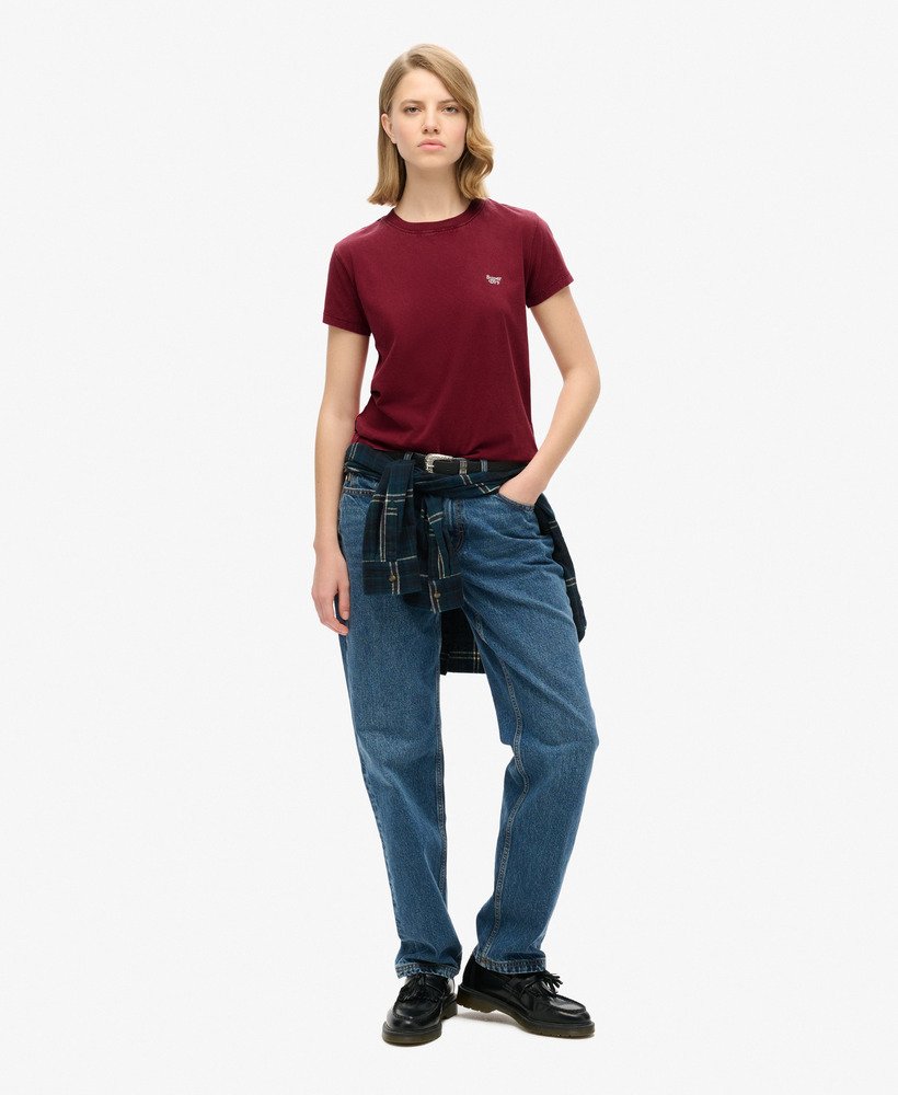 getailleerd t-shirt met essential-logo in een rijke bordeauxrode kleur.