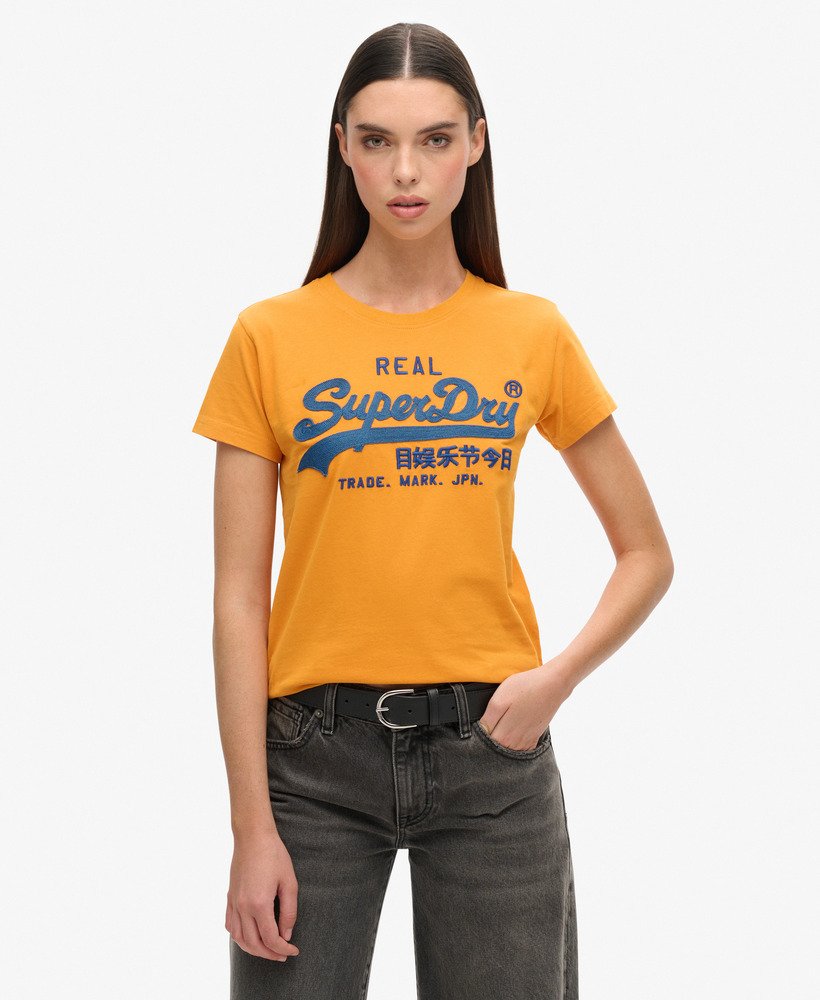 getailleerd t-shirt met geborduurd vintage logo in track gold